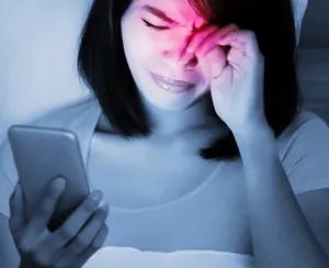 How the blue light from your phone can affect your eyes