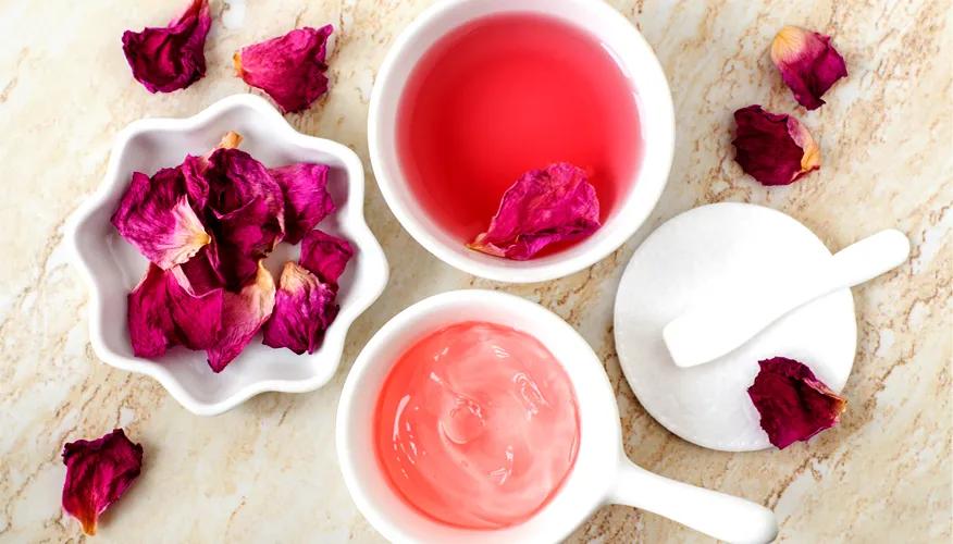 Are there any DIY face mask recipes using rose water for oily skin?