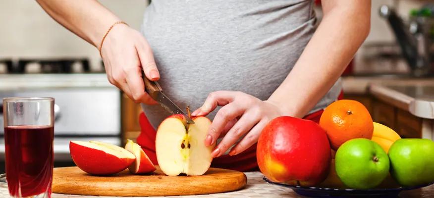 woman eating fruits during pregnancy
