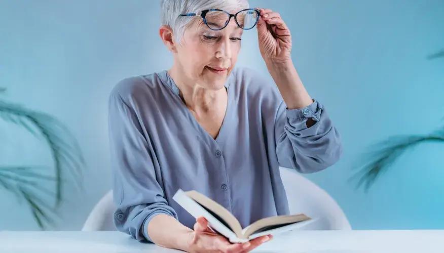 What are the signs and symptoms of aging eyes