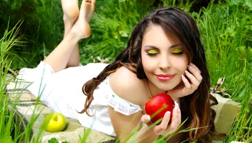 Which healthy habits can slow down the aging process